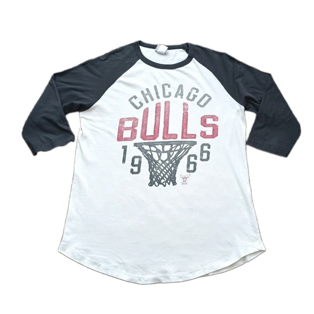 Junk Food Chicago Bulls 1966 Raglan Baseball Graphic T-Shirt NBA White Gray L